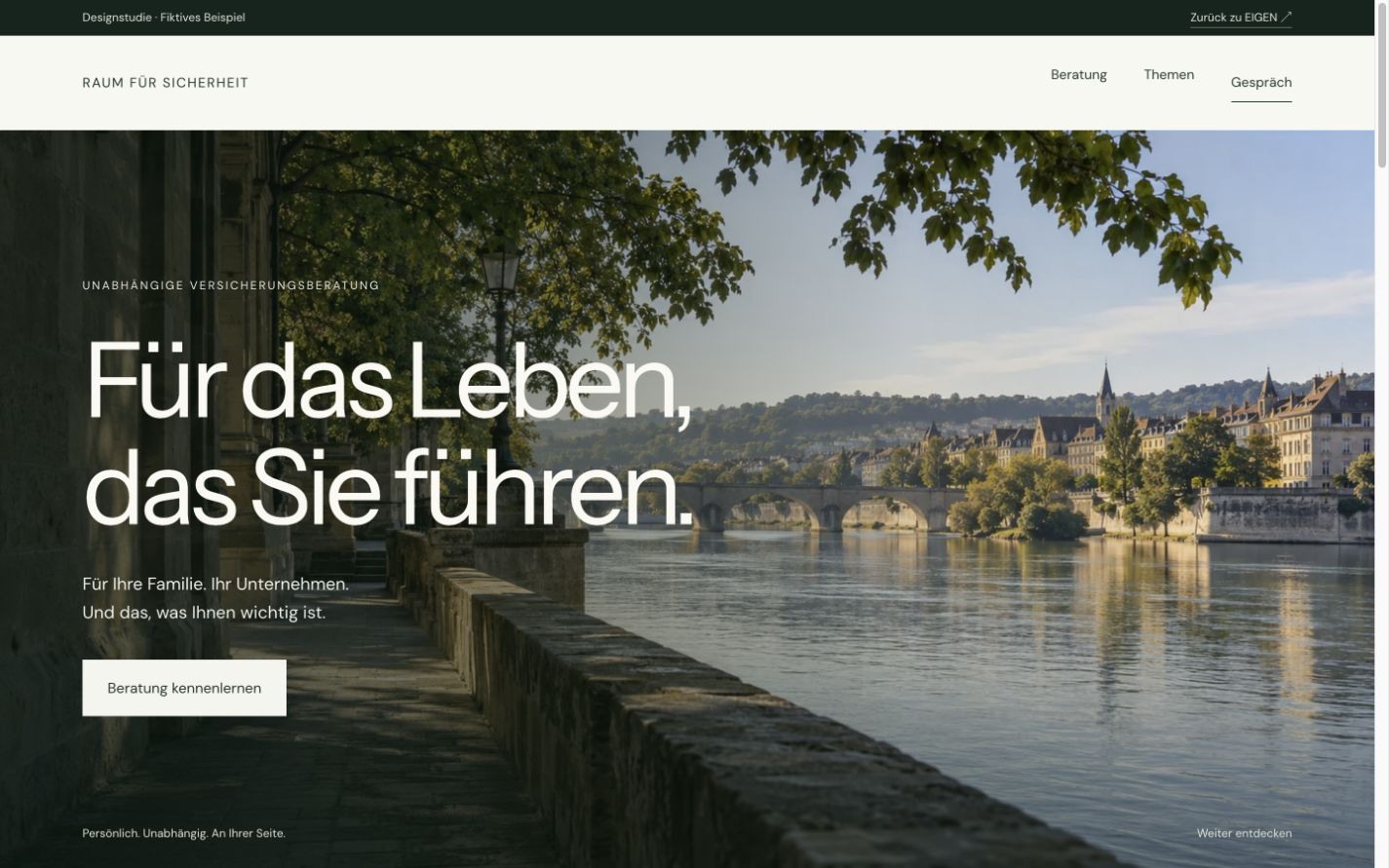 Versicherungswebsite mit grossem Flussufermotiv und klarer Schrift