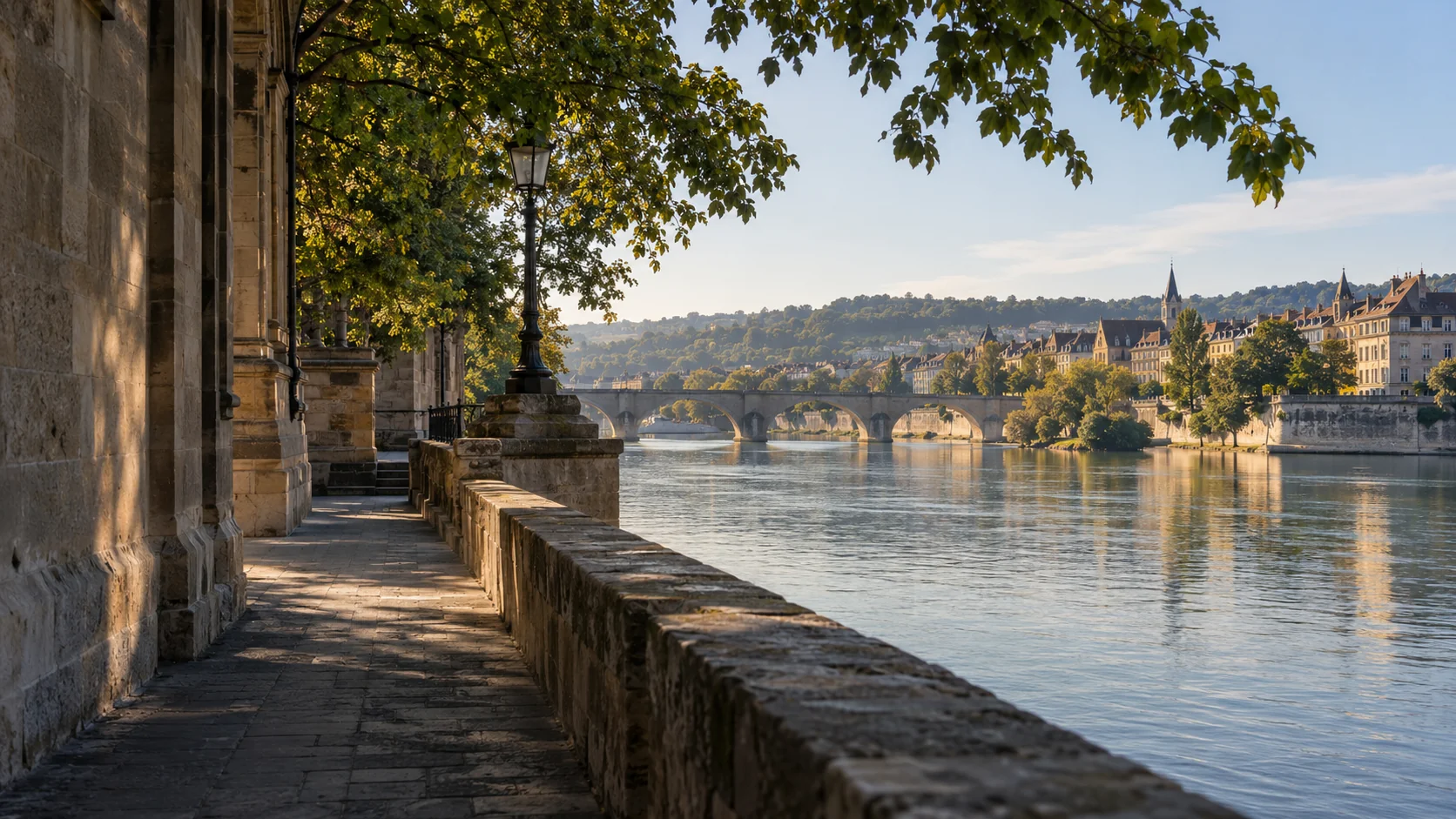 Atmosphärisches Bildmotiv einer Flussuferpromenade